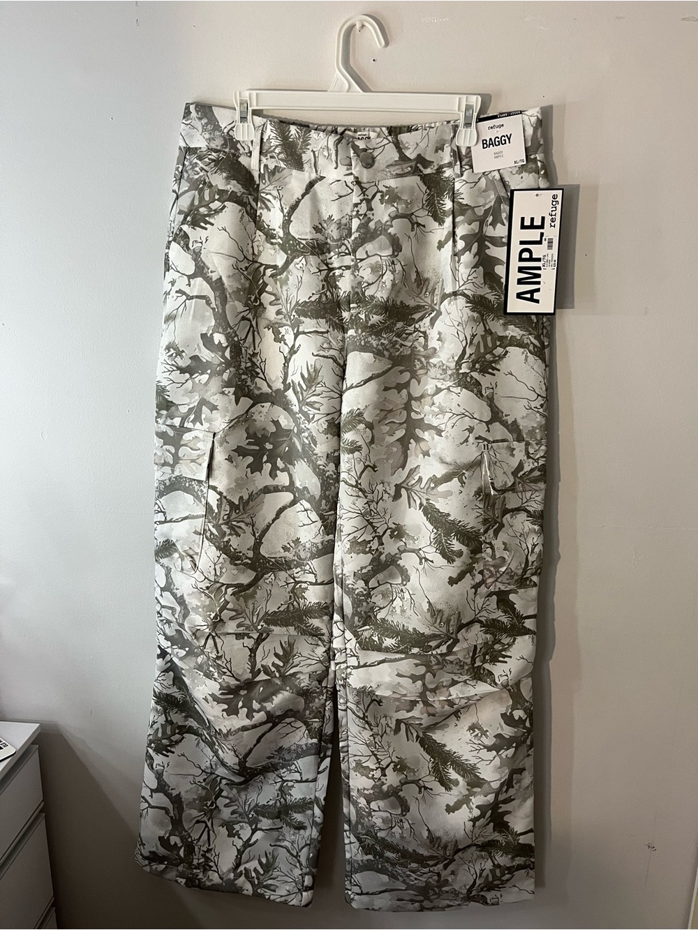 REFUGE Baggy Cargo Pants in Olive & White Camo